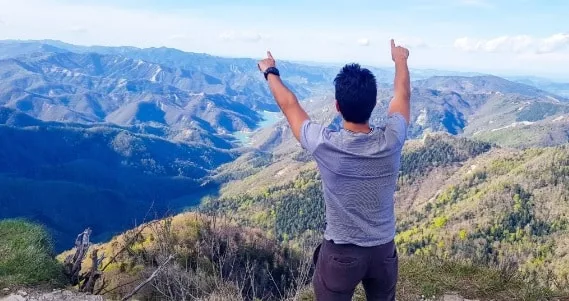 Voyageur au sommet d'une montagne pendant un voyage de bénévolat Worldpackers